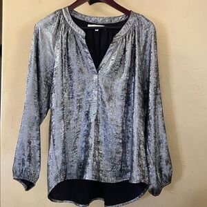Sz M XiRENA Metallic Silver Blouse EUC